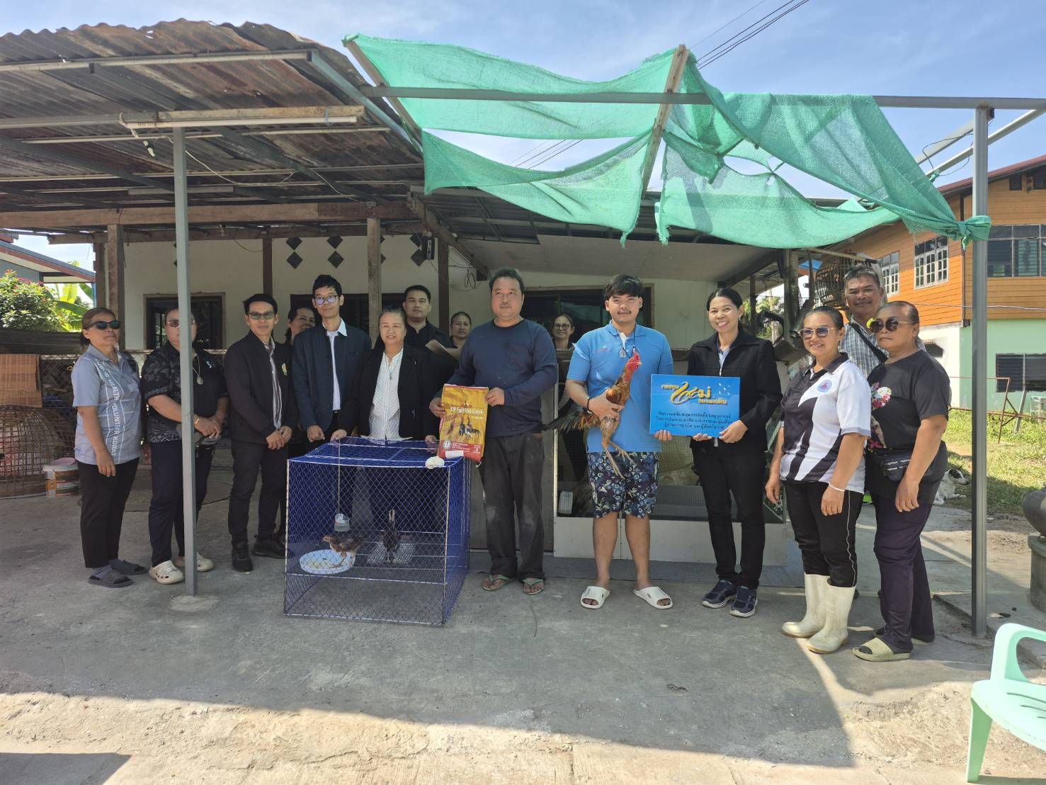 พช.โคราช ร่วมกับเครือข่ายกองทุนแม่ฯ อ.ปักธงชัย มอบอุปกรณ์สร้างอาชีพ แก่เยาวชนกลุ่มเสี่ยงที่ผ่านการอบรม