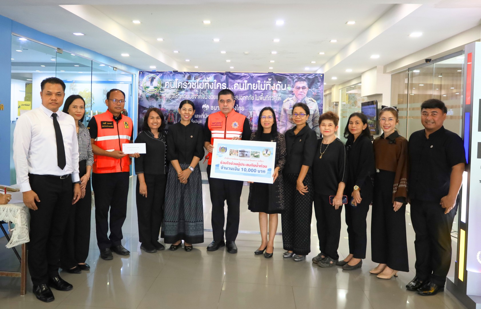 พช.โคราช รวมพลังน้ำใจ มอบเงินสมทบทุนส่งต่อความช่วยเหลือสู่พี่น้องผู้ประสบภัยน้ำท่วมภาคใต้