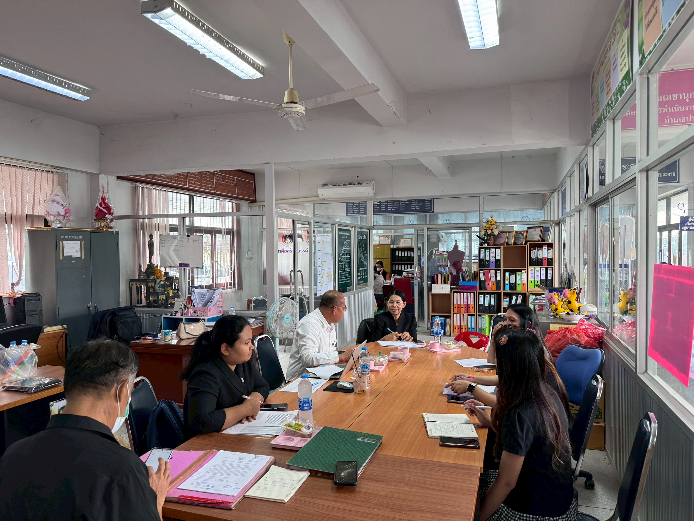 พช.โคราช ลงพื้นที่ "ประทาย-โนนแดง" ติดตามสนับสนุนการขับเคลื่อนงานตามภารกิจกรมการพัฒนาชุมชน เร่งรัดจัดเก็บข้อมูล จปฐ. และเสริมแกร่งศูนย์จัดการกองทุนชุมชน