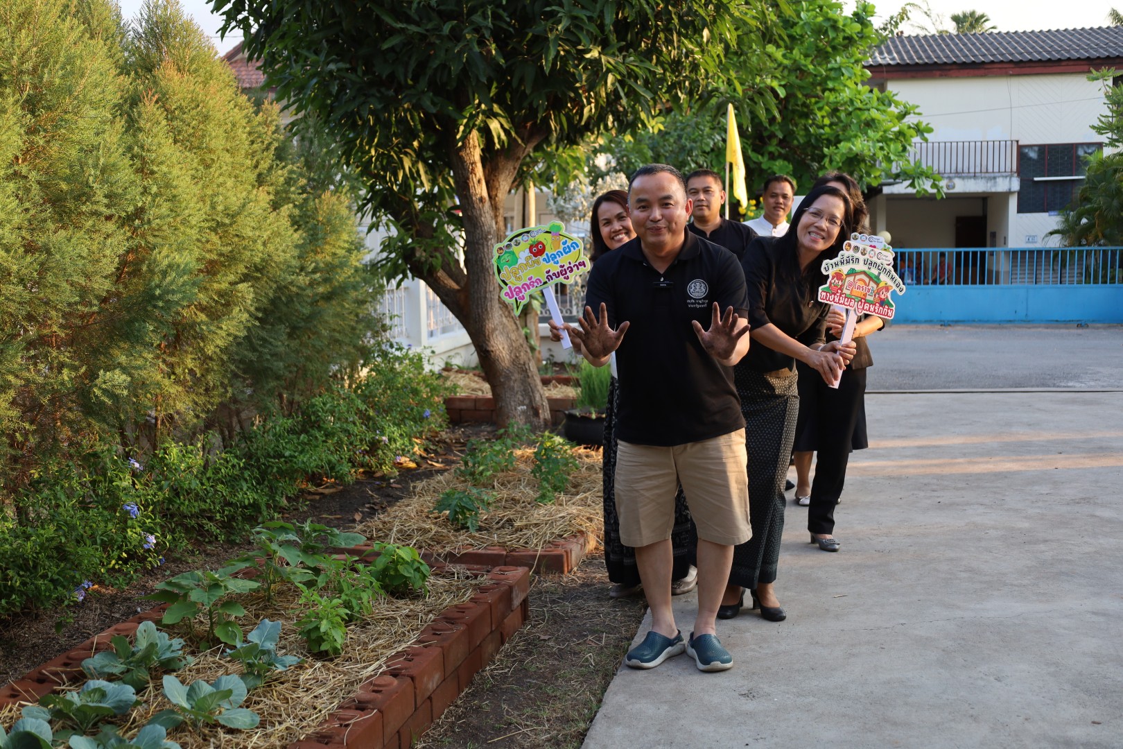 “ผู้นำต้องทำก่อน” รองผู้ว่าฯ โคราช ปลูกผักสวนครัวในบ้านพัก น้อมนำแนวพระราชดำริฯ สร้างต้นแบบความมั่นคงทางอาหารอย่างยั่งยืน