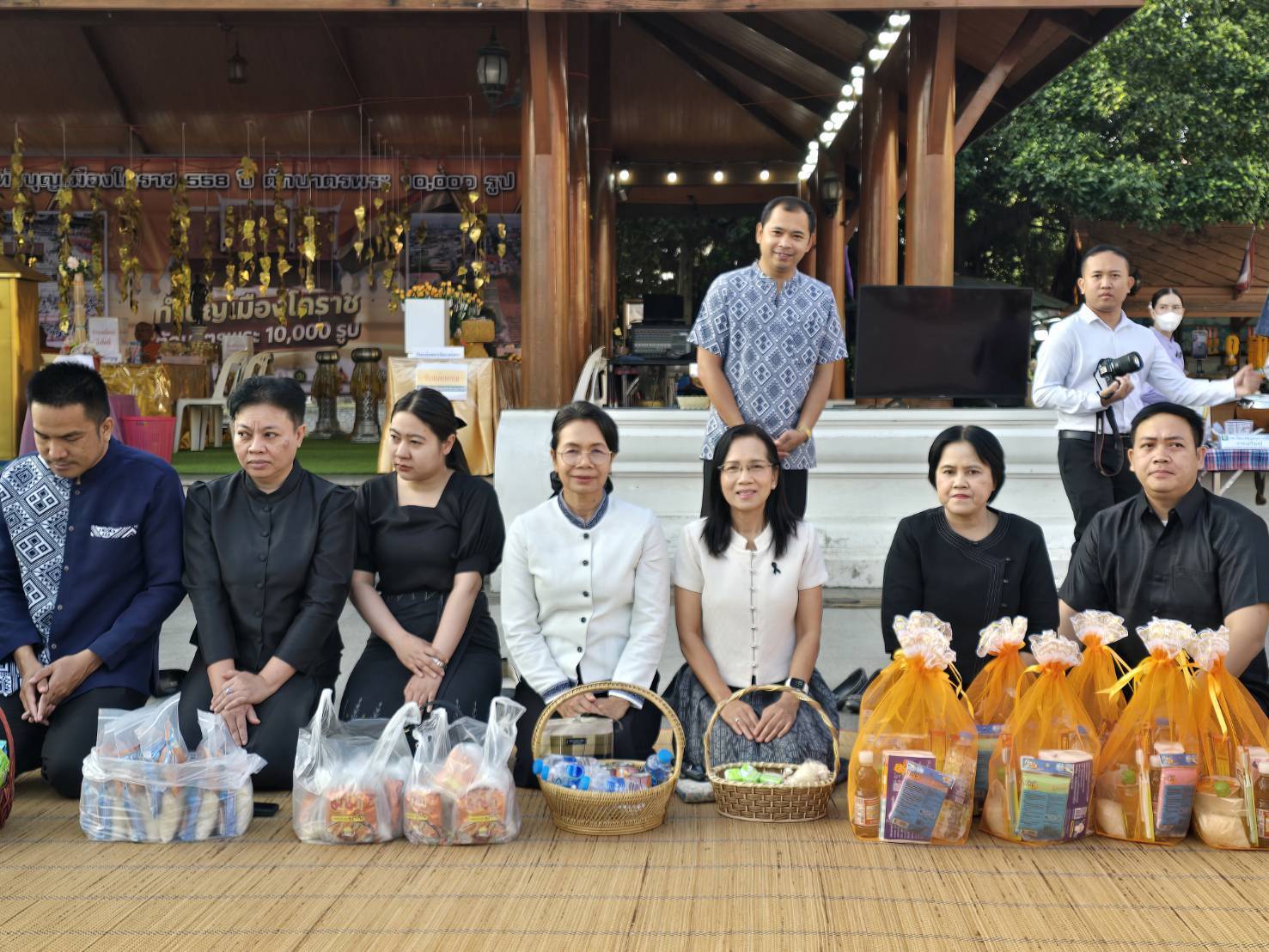 พช.โคราช ร่วมทำบุญตักบาตร “นุ่งผ้าไทย นั่งสาด ตักบาตรวันศุกร์” ประจำเดือนมีนาคม 2569