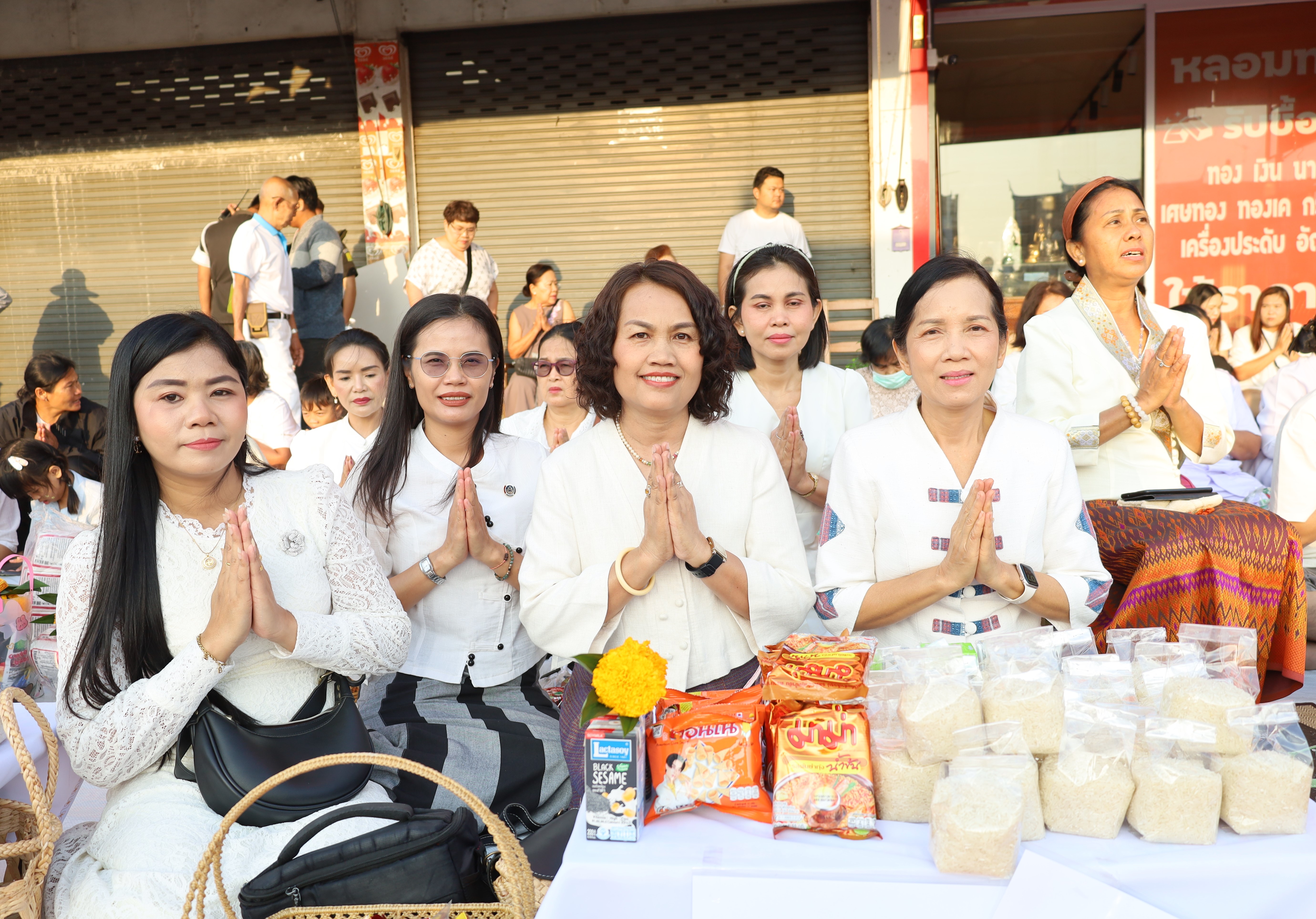 พช.โคราช ร่วมทำบุญตักบาตรมหากุศล พระสงฆ์ 10,000 รูป สืบสานประเพณีสมโภชเมืองโคราช 558 ปี 