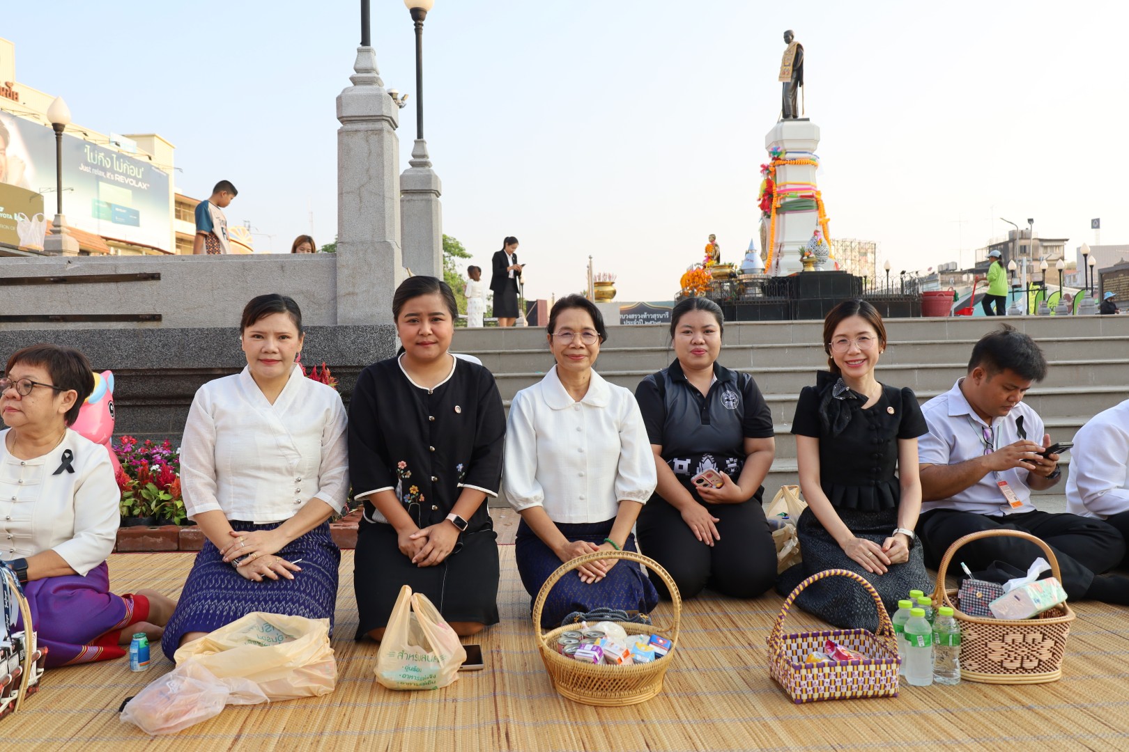 พช.โคราช สืบสานวัฒนธรรม “นุ่งผ้าไทย นั่งสาด ตักบาตรวันพุธ” เสริมมงคลรับเดือนเมษายน 2569