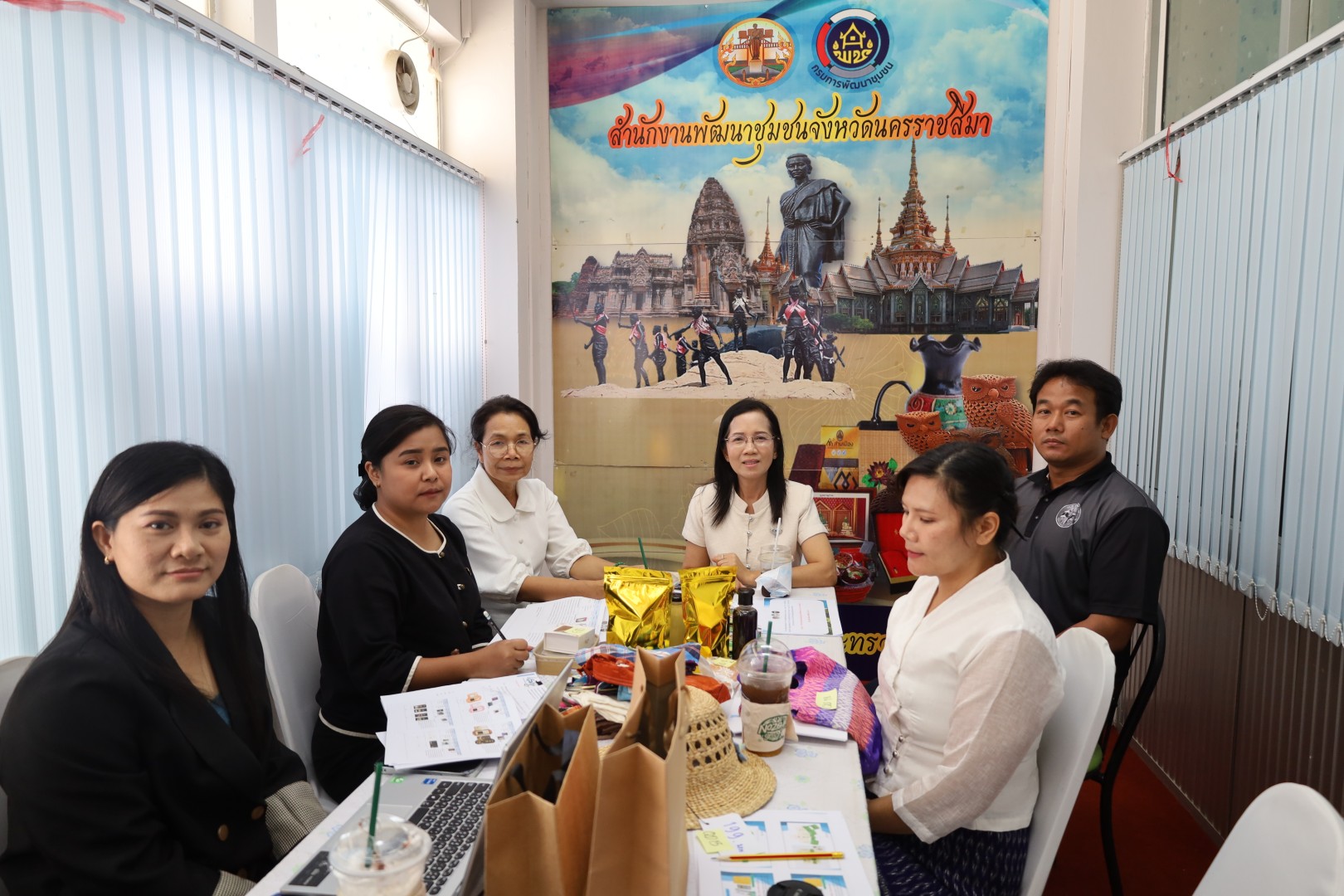 พช.โคราช เดินหน้ายกระดับสินค้าชุมชน ประชุมคณะกรรมการ KBO ตรวจรับงานจ้างผลิตภัณฑ์และบรรจุภัณฑ์ต้นแบบ 20 ผลิตภัณฑ์ มุ่งสร้างมูลค่าเพิ่มสู่ตลาดสากล