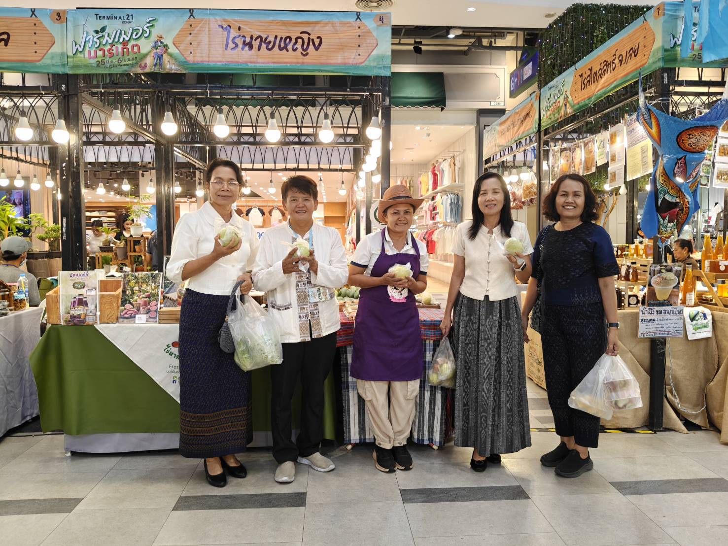 พช.โคราช ขับเคลื่อนนโยบาย “1+11 Agenda Korat” เยี่ยมชมให้กำลังใจผู้ประกอบการ OTOP ในงาน “ฟาร์มเมอร์ มาร์เก็ต” ณ เทอร์มินอล 21 โคราช