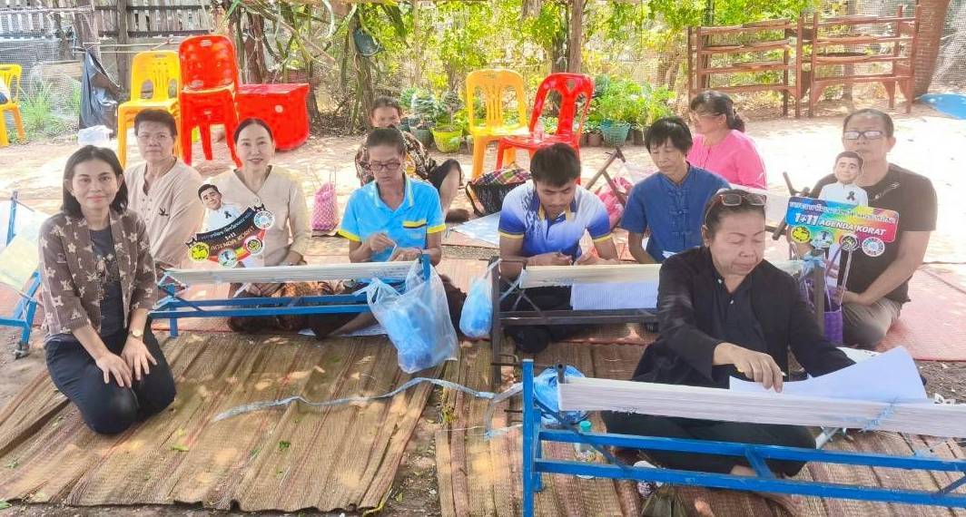 พช.โคราช ลุยต่อวันที่ 2! มอบทีมลงพื้นที่ติวเข้มทักษะมัดหมี่-ย้อมสีธรรมชาติ "ลายขอสมเด็จฯ-เจ้าฟ้าฯ" เตรียมความพร้อมชิงชัยระดับประเทศ ปี 69