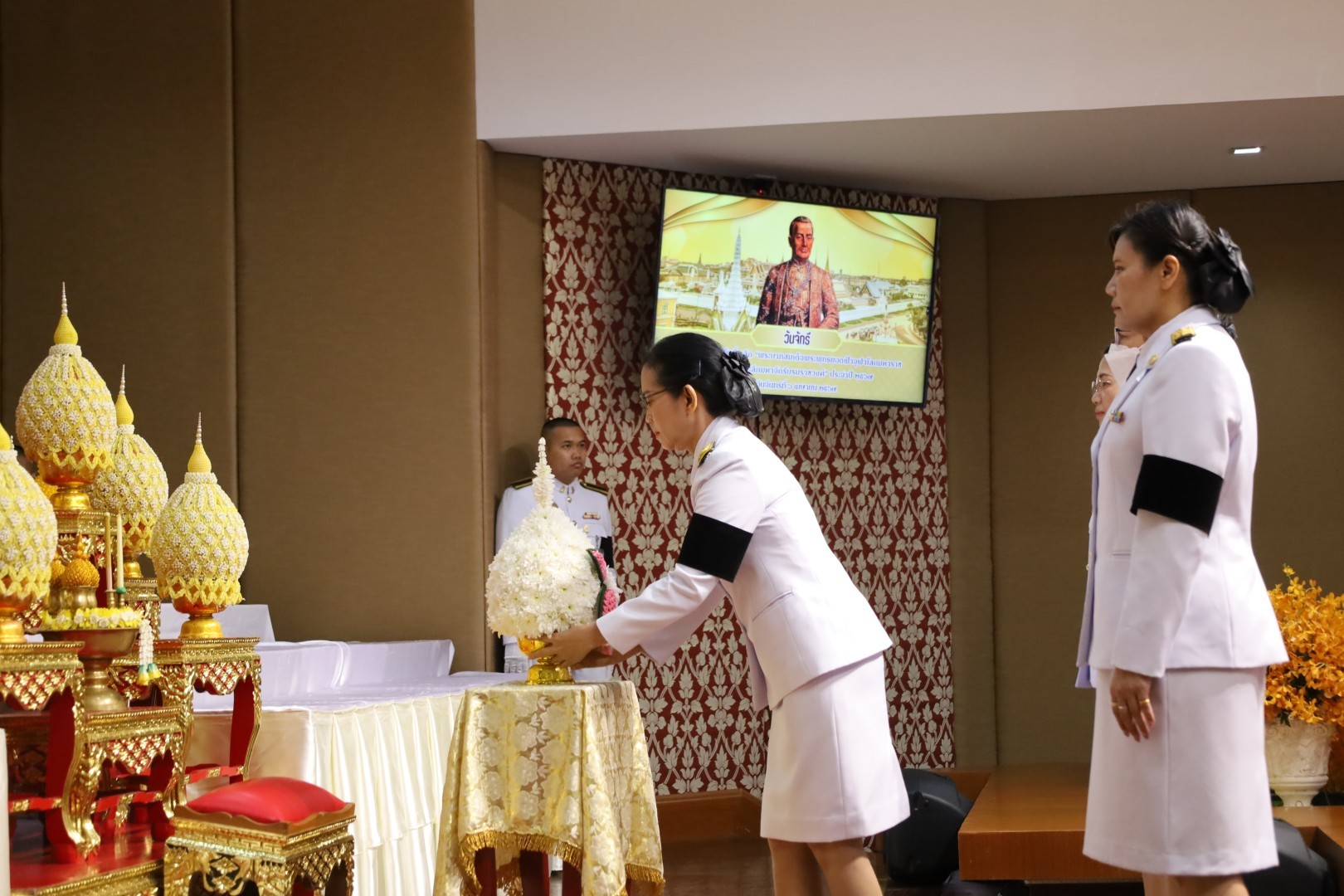 พช.โคราช น้อมรำลึกในพระมหากรุณาธิคุณ ร่วมพิธีวางพานพุ่มดอกไม้ถวายราชสักการะ เนื่องใน “วันพระบาทสมเด็จพระพุทธยอดฟ้าจุฬาโลกมหาราช และวันที่ระลึกมหาจักรีบรมราชวงศ์”