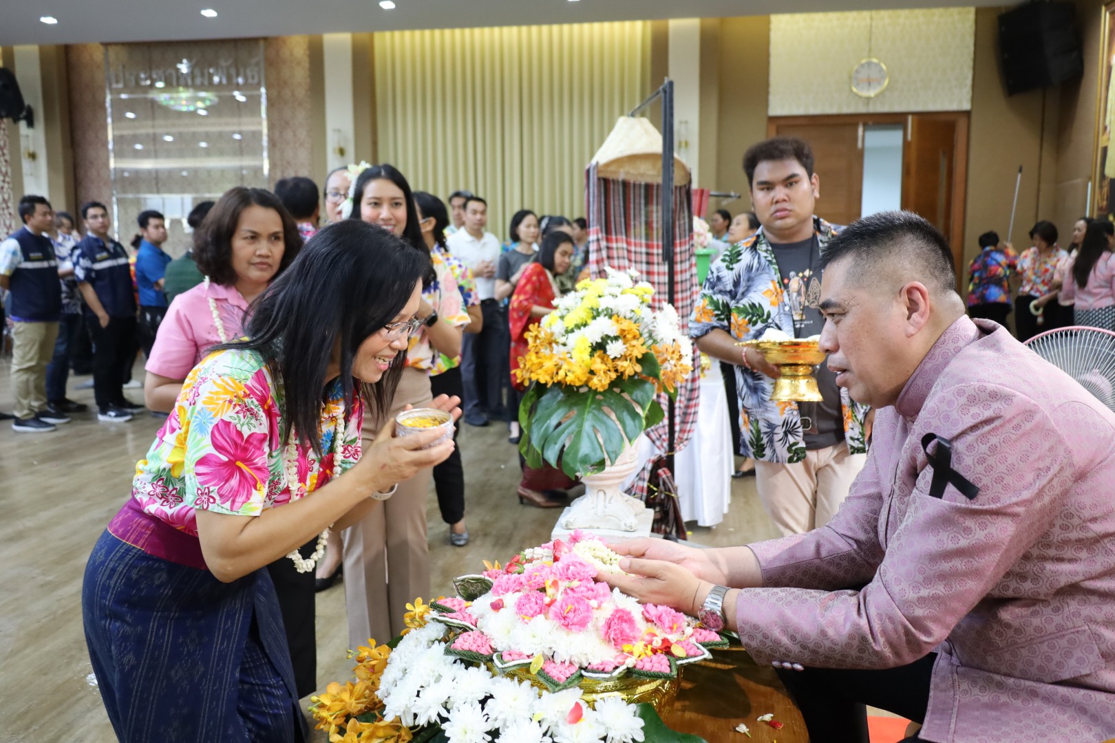 พช.โคราช นำบุคลากรร่วมสืบสานประเพณีสงกรานต์ รดน้ำขอพรผู้ว่าฯ เสริมสิริมงคลก่อนเดินทางกลับภูมิลำเนา