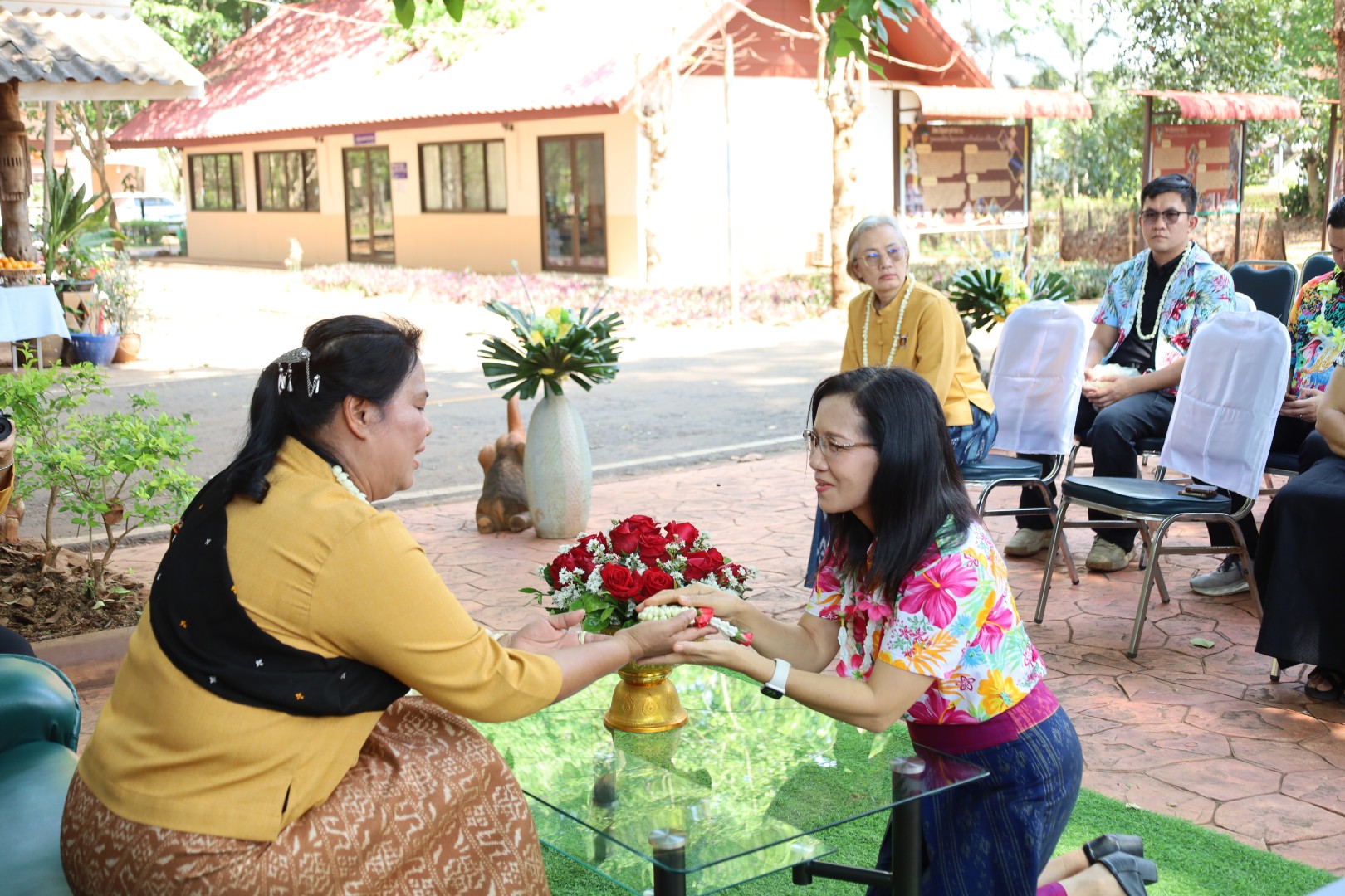 พช.โคราช สืบสานประเพณีไทย รดน้ำขอพรผู้ตรวจราชการกรมฯ เสริมสิริมงคลรับเทศกาลสงกรานต์ 2569