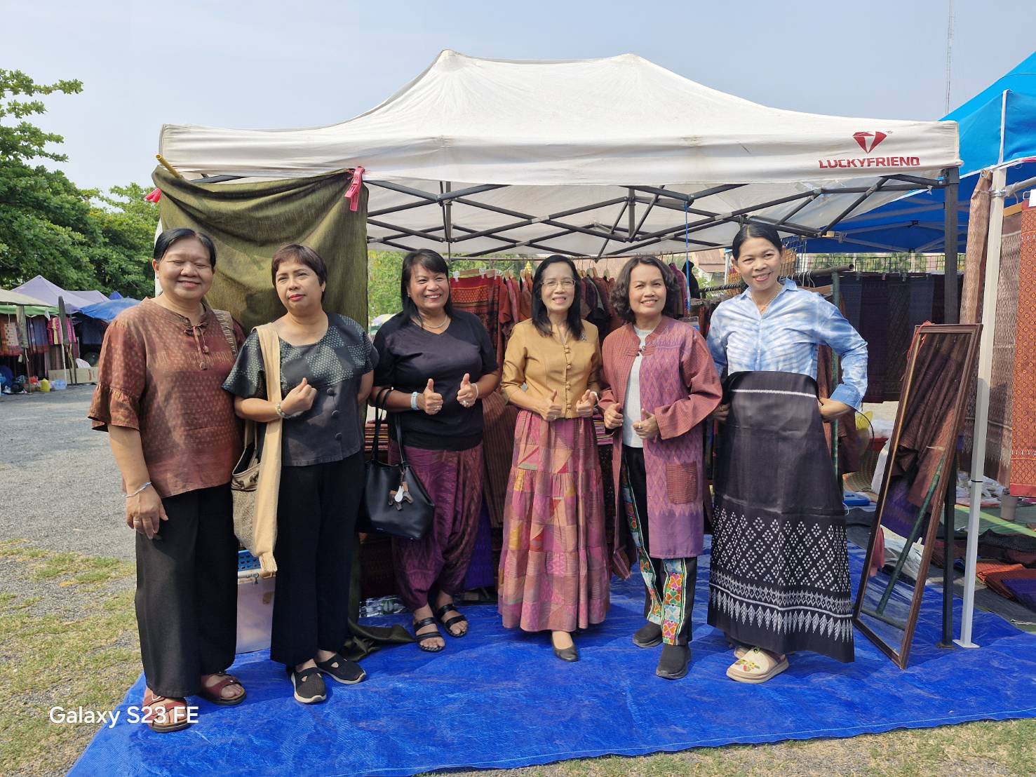 พช.โคราช ยกทัพลงพื้นที่ศึกษาดูงาน แลกเปลี่ยนเรียนรู้ “ตลาดนัดผ้าไหมสุรินทร์” มุ่งนำโมเดลความสำเร็จ ต่อยอดเศรษฐกิจฐานรากชุมชน