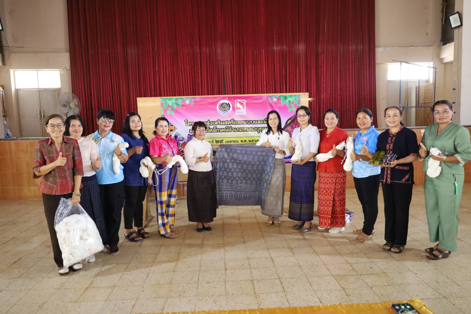 พช.โคราช ลงพื้นที่หนองบุญมาก หนุน “โครงการส่งเสริมสตรีออกแบบและมัดหมี่ฯ” ดัน “ผ้าลายสกุลบุญมาก” สู่ลายอัตลักษณ์ท้องถิ่นอย่างยั่งยืน