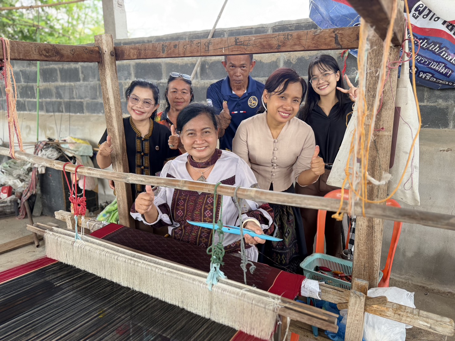 พช.โคราช ร่วมกิจกรรม Kick-off 'รถพุ่มพวงไทยช่วยไทย' ลดค่าครองชีพประชาชน พร้อมหนุนกลุ่มทอผ้าในการประกวดผ้าลายพระราชทาน