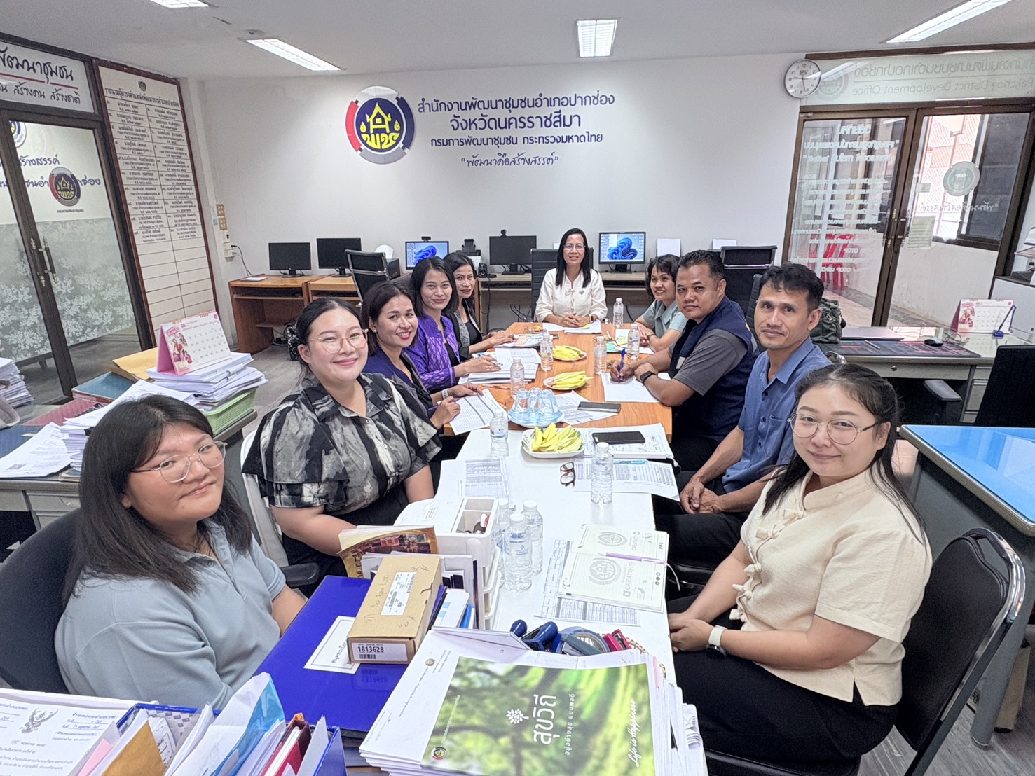 พช.โคราช ลงพื้นที่อำเภอปากช่อง ติดตามสนับสนุนการดำเนินงาน ปี 69 พร้อมมอบนโยบายสำคัญ “1+11 KORAT AGENDA” และ “5+1 ประเด็นเน้นย้ำกรมฯ” มุ่งเป้า "บริหารโปร่งใสตรงเวลา-ลดหนี้สตรี-งานสัมฤทธิผล"