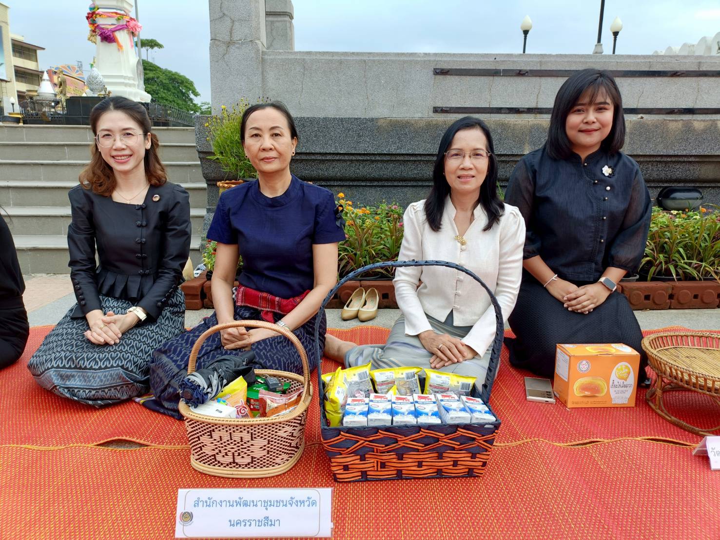 พช.โคราช สืบสานวัฒนธรรม “นุ่งผ้าไทย นั่งสาด ตักบาตรวันพุธ” เสริมมงคลรับเดือนพฤษภาคม 2569