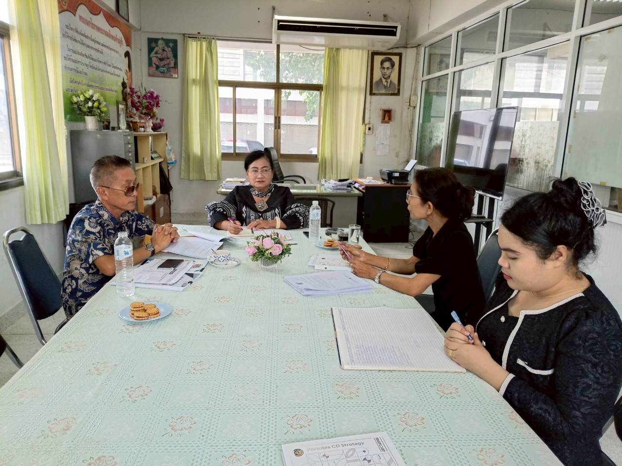 พช.โคราช ลงพื้นที่อำเภอโนนสูง ติดตามงานนโยบายสำคัญและหนุนกลุ่มหัตถกรรมลายพระราชทาน ยกระดับทุนชุมชนสู่ความยั่งยืน