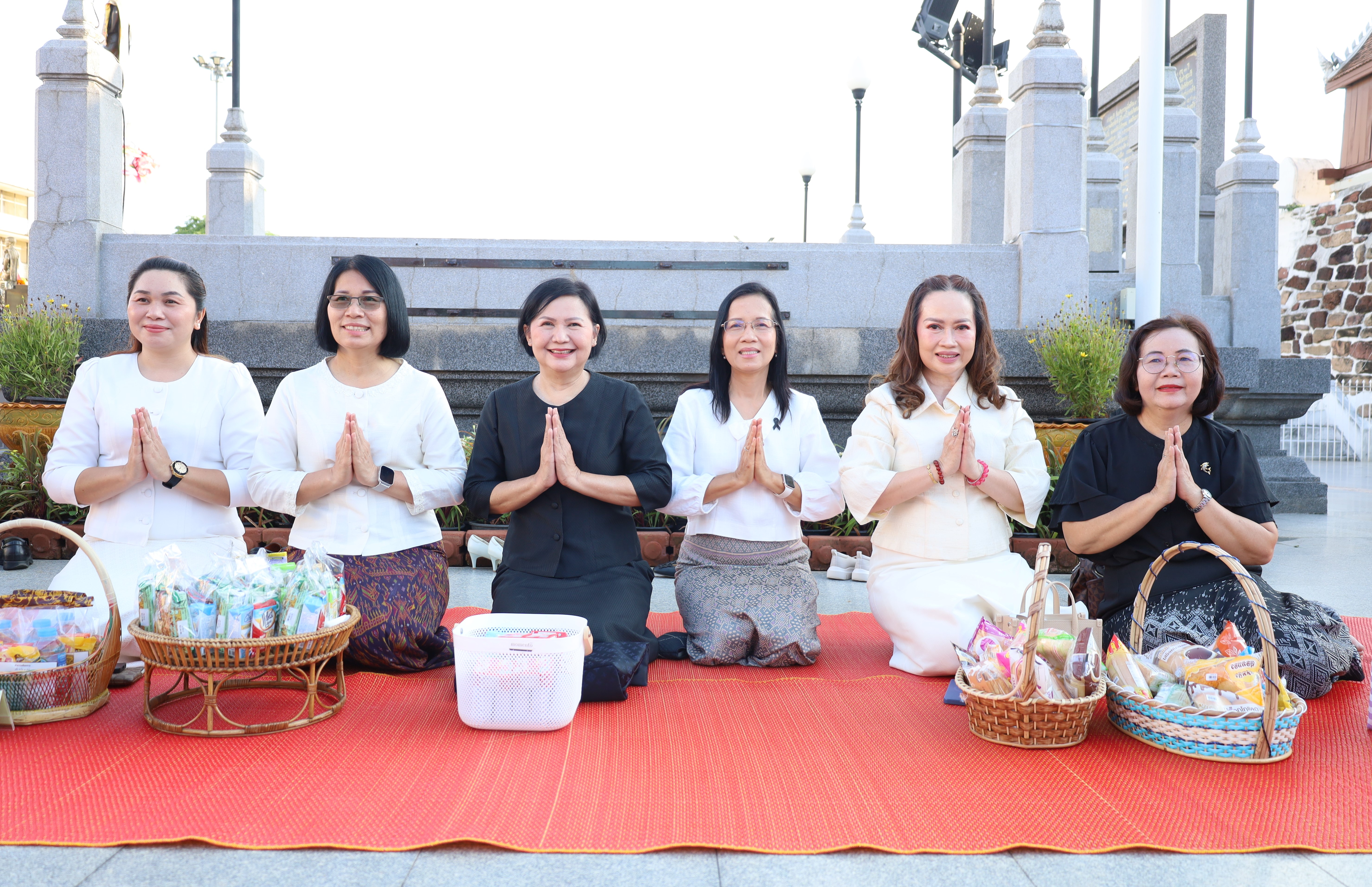 พช.โคราช ร่วมทำบุญ “นุ่งผ้าไทย นั่งสาด ตักบาตรวันพุธ” เสริมมงคลรับเดือนพฤษภาคม 2569
