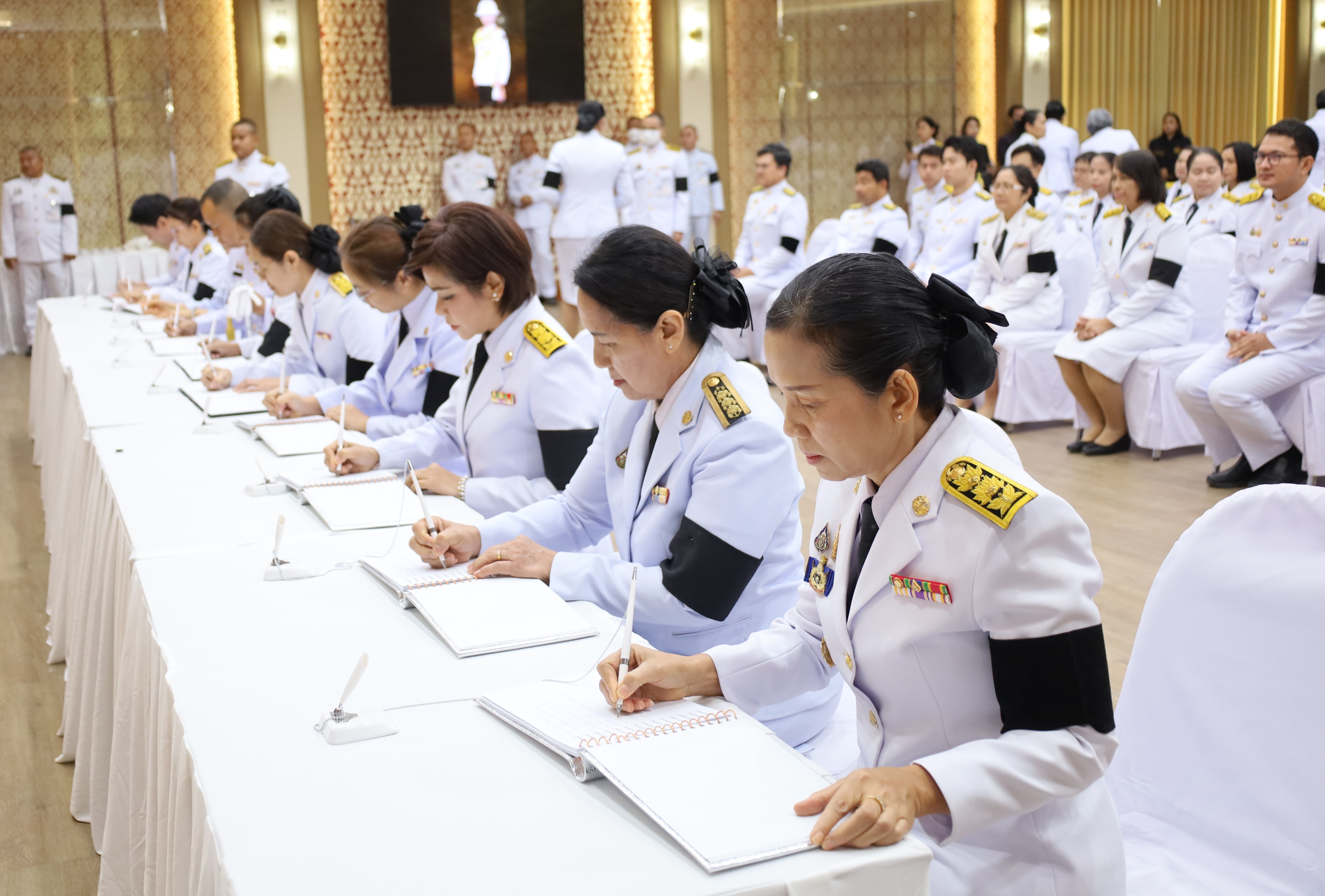 พช.โคราช ร่วมพิธีถวายน้ำสรงพระศพเบื้องหน้าพระรูป สมเด็จพระเจ้าลูกเธอ เจ้าฟ้าพัชรกิติยาภา นเรนทิราเทพยวดี กรมหลวงราชสาริณีสิริพัชร มหาวัชรราชธิดา