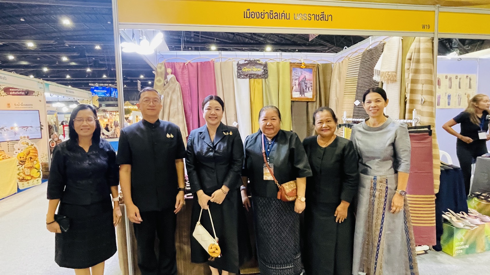 โคราช ร่วมพิธีเปิดงานยิ่งใหญ่ “ศิลปาชีพ ประทีปไทย OTOP หลอมดวงใจ ด้วยพระบารมี” ปี 2569 พร้อมเยี่ยมให้กำลังใจ 57 ผู้ประกอบการ OTOP โคราช