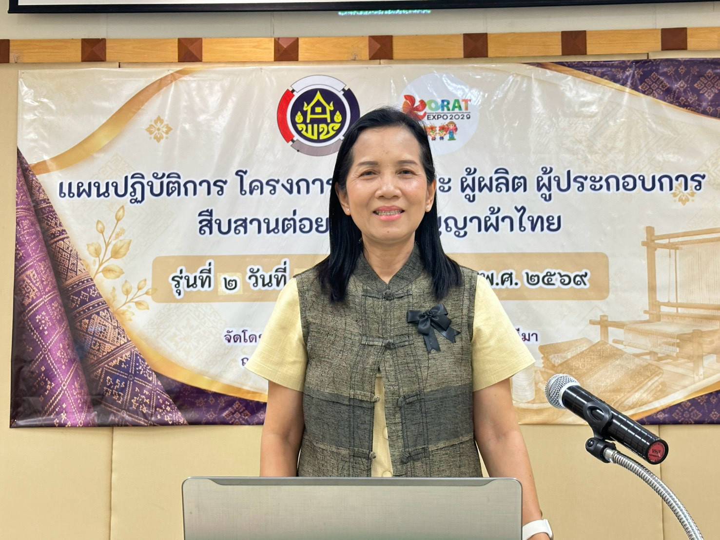 พช.โคราช เปิดการฝึกอบรมหลักสูตร “เทคนิคการมัดย้อมผ้า” เสริมทักษะผู้ผลิตและผู้ประกอบการ ต่อยอดภูมิปัญญาผ้าไทย สร้างสรรค์ผลิตภัณฑ์ใหม่ เพิ่มมูลค่าและรายได้สู่ชุมชน