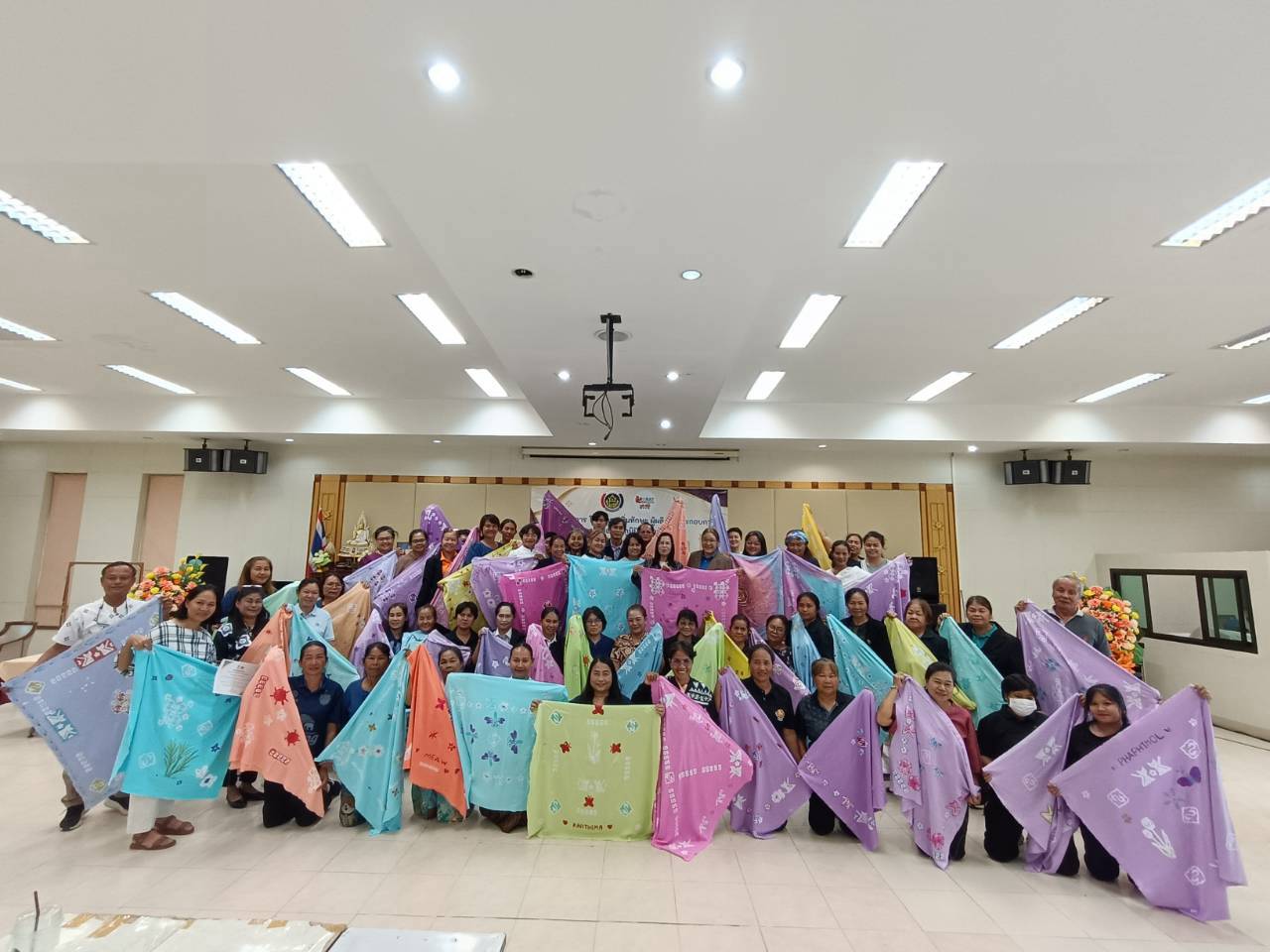 พช.โคราช ปิดการฝึกอบรม หลักสูตร “การทำผ้าบาติกและการเขียนเทียน” รุ่นที่ 1