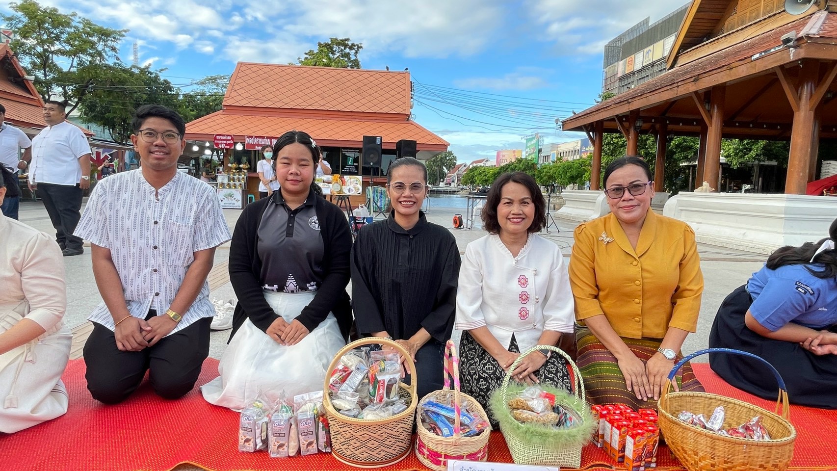 พช.โคราช ร่วมกิจกรรม “นุ่งผ้าไทย นั่งสาด ตักบาตรวันพุธ” ส่งเสริมคุณค่าทางวัฒนธรรมและทำนุบำรุงพระพุทธศาสนา