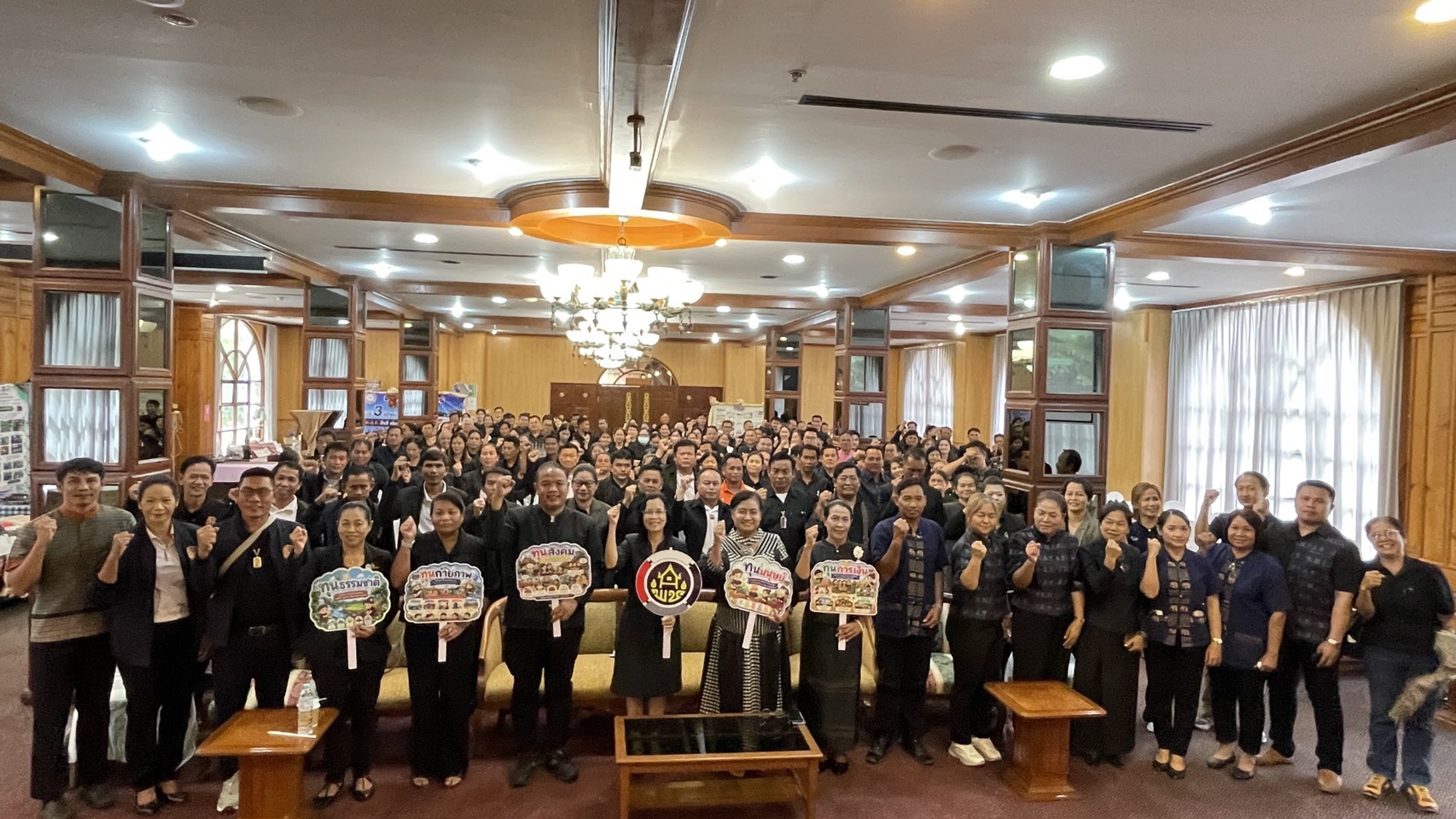พช.โคราช จัดใหญ่! โครงการสร้างเครือข่ายผู้นำการเปลี่ยนแปลง (ระดับจังหวัด) มอบเกียรติบัตร 32 อำเภอ มุ่งขับเคลื่อนตำบลเข้มแข็งอย่างยั่งยืน