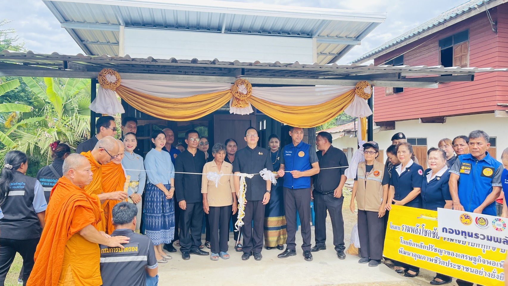 พช.โคราช ร่วมพิธีส่งมอบบ้าน โครงการ "รวมพลังโชคชัย ร่วมใจบำบัดทุกข์ บำรุงสุข" ยกระดับคุณภาพชีวิตกลุ่มเปราะบาง