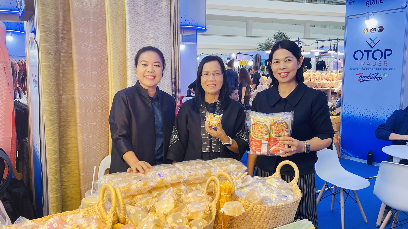 พช.โคราช หนุน OTOP เข้าเยี่ยมชมบูธและให้กำลังใจผู้ประกอบการ จังหวัดนครราชสีมา ภายในงาน “OTOP Trader สร้างคุณค่า เชื่อมโยงการค้า ขยายตลาดสู่สากล”