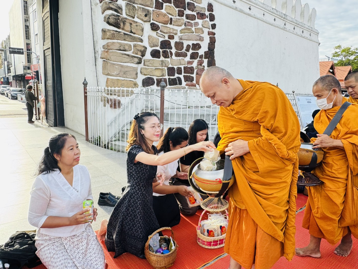 พช.โคราช ร่วมสืบสานประเพณีวิถีพุทธ “นุ่งผ้าไทย นั่งสาด ตักบาตรวันพุธ” สร้างสุข เสริมสิริมงคลให้ชีวิต