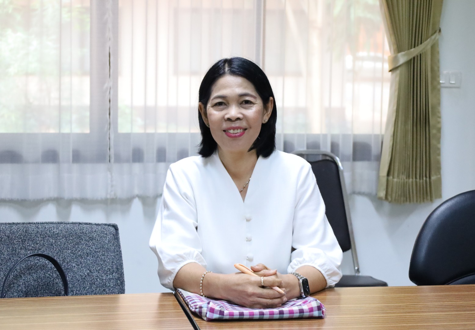 พช.โคราช ร่วมประชุมเตรียมความพร้อมพิธีถวายดอกไม้จันทน์ฯ งานพระราชพิธีถวายพระเพลิงพระบรมศพฯ โชว์พลังชาวโคราช 32 อำเภอ ประดิษฐ์แล้วกว่า 3.6 แสนดอก