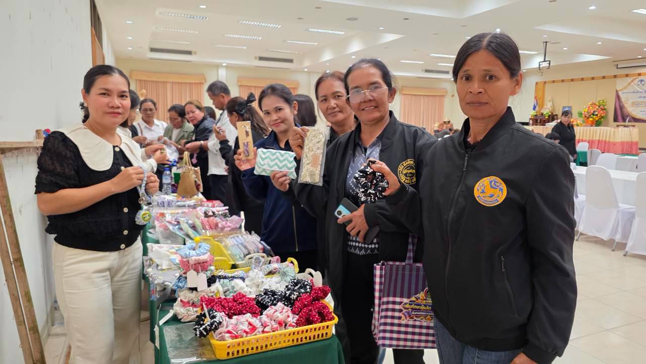 พช.โคราช เดินหน้าต่อเนื่อง! ขับเคลื่อน “แปรรูปผลิตภัณฑ์จากผ้า รุ่นที่ 2” เสริมทักษะผู้ประกอบการ สร้างมูลค่าเพิ่มจากผ้าอัตลักษณ์ สู่ผลิตภัณฑ์สร้างรายได้ชุมชน