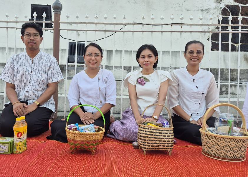พช.โคราช ร่วมกิจกรรม “นุ่งผ้าไทย นั่งสาด ตักบาตรวันพุธ” ส่งเสริมคุณค่าทางวัฒนธรรมและทำนุบำรุงพระพุทธศาสนา