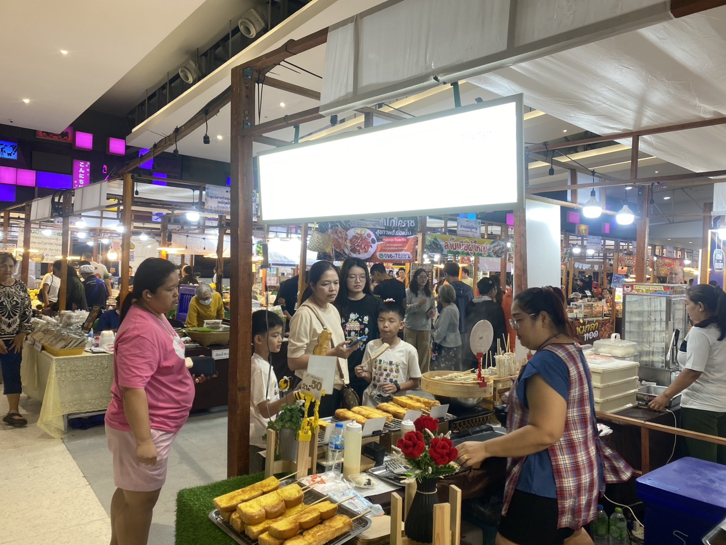 2 วันสุดท้ายสุดคึกคัก กับงาน “E-San FooDEx” โคราช วันที่ 3 .. เสน่ห์ภูมิปัญญาสร้างสรรค์ ยกระดับสร้างเสริมช่องทางการตลาดสินค้า สร้างรายได้ กระตุ้นเศรษฐกิจชุมชน