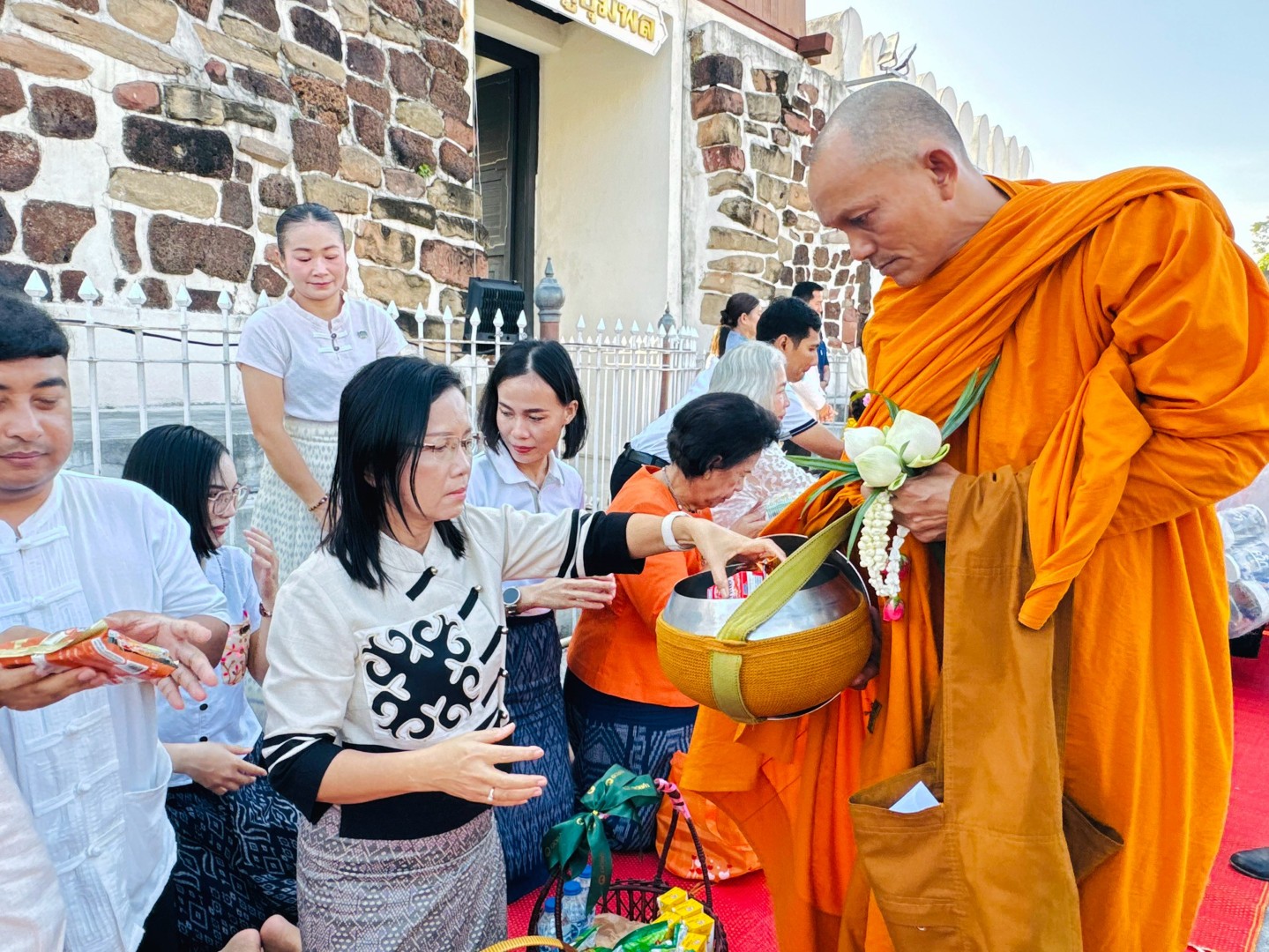 พช.โคราช ร่วมกิจกรรม “โคราชนุ่งผ้าไทย นั่งสาด ตักบาตรวันพุธ” สืบสานประเพณี ส่งท้ายท่านผู้ว่าฯ โคราช ก่อนเข้ารับตำแหน่งรองปลัดกระทรวงมหาดไทย