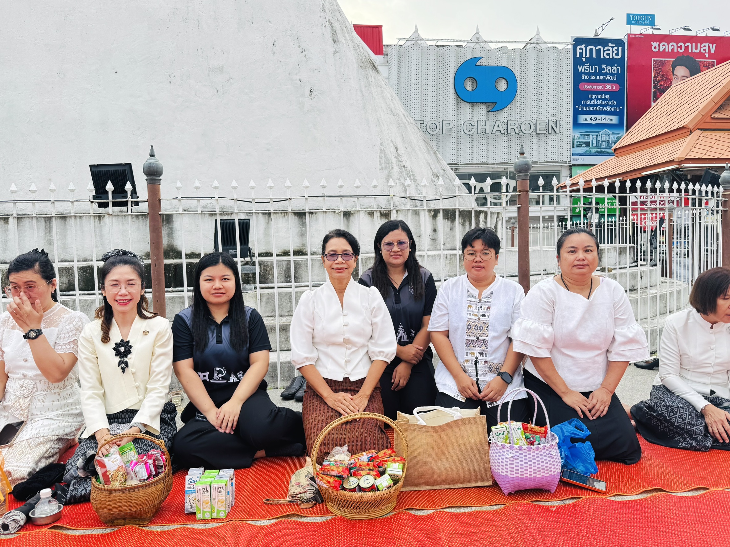 พช.โคราช ร่วมกิจกรรม “นุ่งผ้าไทย นั่งสาด ตักบาตรวันพุธ” สืบสานวัฒนธรรมไทย ทำนุบำรุงพระพุทธศาสนา
