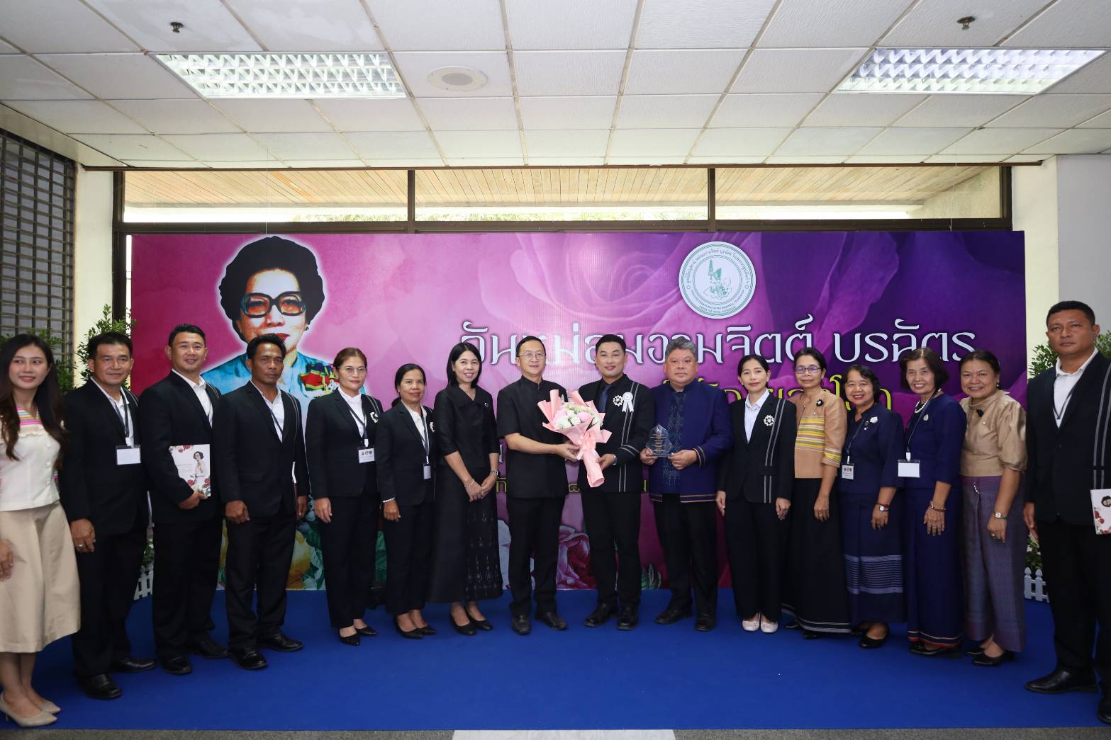  รองผู้ว่าฯ โคราช นำทีม ร่วมพิธีมอบรางวัล "วันหม่อมงามจิตต์ บุรฉัตร บุคคลสำคัญของโลก" ร่วมยินดีกับกลุ่มทอผ้าเทศบาลตำบลสูงเนิน ผู้ได้รับรางวัลหมู่บ้านหัตถกรรมดีเด่น