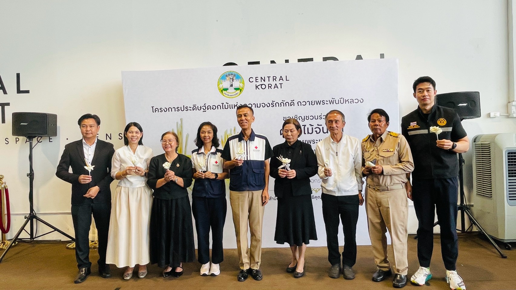 ผู้ว่าฯ โคราช นำทีมทุกภาคส่วนร่วมกิจกรรมจิตอาสาประดิษฐ์ดอกไม้จันทน์แห่งความจงรักภักดี ถวายแด่พระพันปีหลวง ณ เซ็นทรัล โคราช
