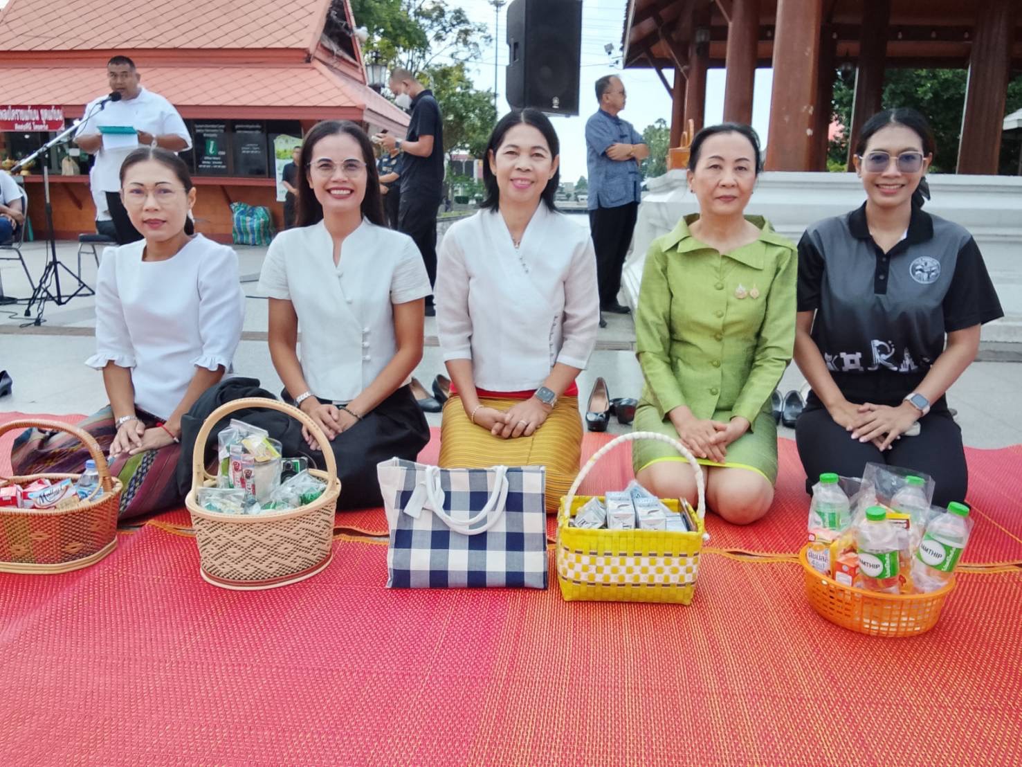 พช.โคราช ร่วมกิจกรรมทำบุญตักบาตร ตามโครงการ “โคราช นุ่งผ้าไทย นั่งสาด ตักบาตรวันพุธ” เพื่อเสริมสิริมงคลและสืบสานวัฒนธรรมไทย