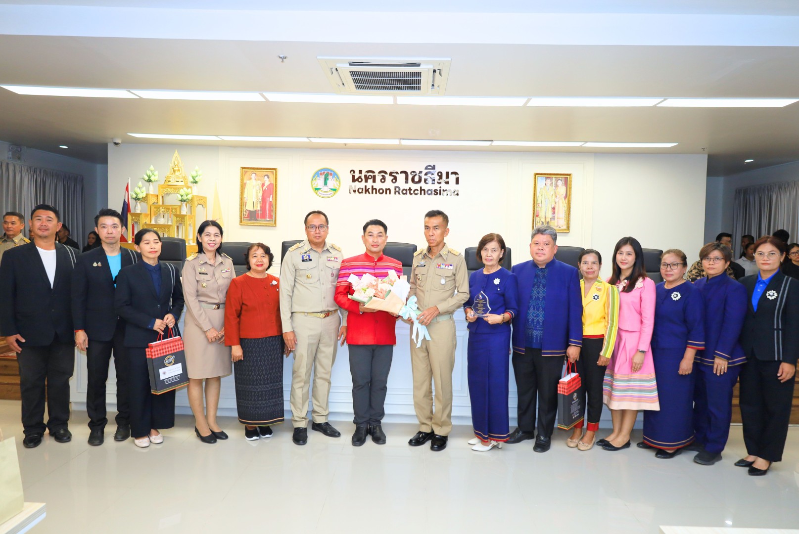 พช.โคราช ร่วมประชุมกรมการจังหวัดนครราชสีมา ประจำเดือนตุลาคม 2569 ร่วมแสดงความยินดี “กลุ่มทอผ้าเทศบาลตำบลสูงเนิน” รับรางวัลหม่อมงามจิตต์ บุรฉัตรฯ