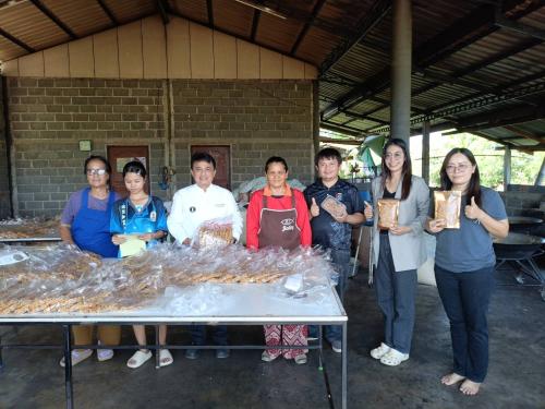 พช.โคราช รุกยกระดับ OTOP กลุ่มปรับตัวสู่การพัฒนา (Quadrant D) กลุ่มกระยาสารทแม่นกแก้ว ตำบลโนนเมือง อำเภอขามสะแกแสง เสริมแกร่งด้วยเชฟมืออาชีพ