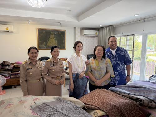 มท.2 ควงภริยา เยี่ยมชมหนุนสินค้า OTOP ปักธงชัย เสริมพลังเศรษฐกิจฐานรากโคราช