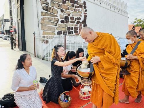 พช.โคราช ร่วมสืบสานประเพณีวิถีพุทธ “นุ่งผ้าไทย นั่งสาด ตักบาตรวันพุธ” สร้างสุข เสริมสิริมงคลให้ชีวิต