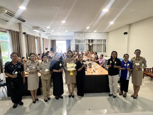 พช.โคราช ลงพื้นที่บัวลาย ให้กำลังใจและร่วมจัดทำดอกไม้จันทน์กับเครือข่ายผู้นำกลุ่มองค์กร เตรียมความพร้อมงานพระราชพิธีถวายพระเพลิงพระบรมศพฯ