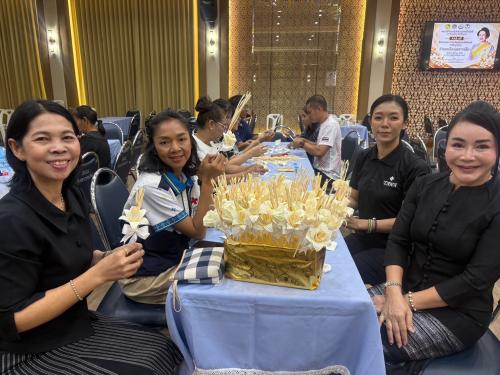รองนายกเหล่ากาชาดจังหวัดนครราชสีมา ร่วมฝึกอบรมการประดิษฐ์ดอกไม้จันทน์แห่งความจงรักภักดี อำเภอเมืองโคราช รวมพลังจิตอาสาเตรียมความพร้อมงานพระราชพิธีถวายพระเพลิงพระบรมศพฯ