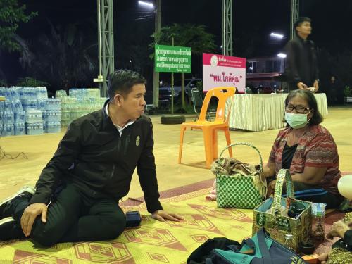 รองผู้ว่าฯ โคราช ลงพื้นที่เยี่ยมให้กำลังใจผู้ประสบภัย ณ ศูนย์พักพิงฯ พร้อมกำชับดูแลสิ่งอำนวยความสะดวกและความเป็นอยู่พี่น้องประชาชนอย่างใกล้ชิด